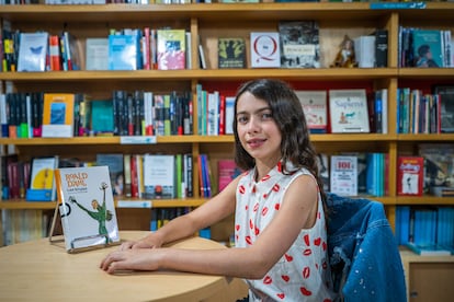 Elena Velasco posa para un retrato en la librería Espantapájaros, en Bogotá, el 24 de febrero del 2023.