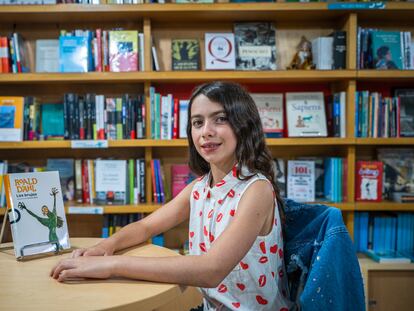 Elena Velasco posa para un retrato en la librería Espantapájaros, en Bogotá, el 24 de febrero del 2023.