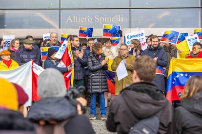 Eurodiputados del PP, con su portavoz Dolors Monserrat a la cabeza, se manifiestan frente a la sede del Parlamento Europeo en Bruselas para apoyar una transicin democrtica en Venezuela.
