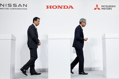 Makoto Uchida, jefe de Nissan, y Toshihiro Mibe, jefe de Honda, el lunes en Tokio.