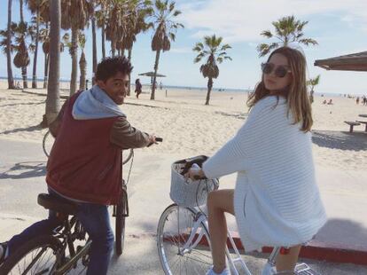 Ana de Armas se ha reunido con su amigo y también actor Jazz Vilá para dar un paseo por la playa en bicicleta.