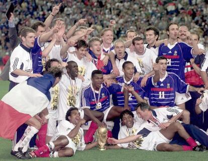 12 de julio de 1998. Los jugadores franceses posan con la Copa del Mundo tras vencer a Brasil en la final en el estadio de Saint-Denis, con un magnífico Zidane, que marcó dos goles de cabeza.