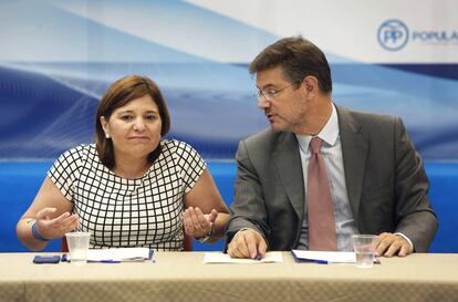 La l&iacute;der del PP valenciano, Isabel Bonig, con el ministro de Justicia, Rafael Catal&aacute;, al d&iacute;a siguiente de la celebraci&oacute;n del juicio.