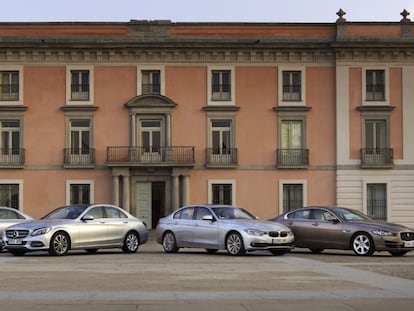 De izquierda a derecha, A4, Clase C, Serie 3 y XE, frente al palacio del Infante Don Luis, en Boadilla del Monte, Madrid.