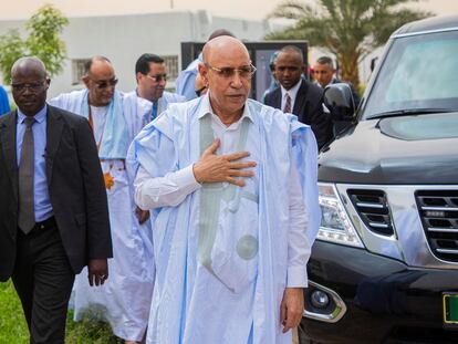 El presidente mauritano Mohamed Ould Ghazouani llegaba a su colegio electoral de Nuakchot para depositar su voto, este sábado 29 de junio.