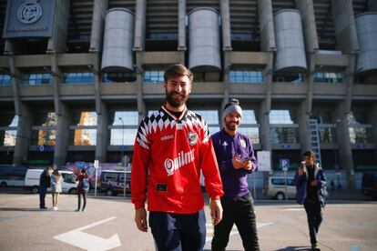 Aficionados de River Plate, en el exterior del Bernabéu.