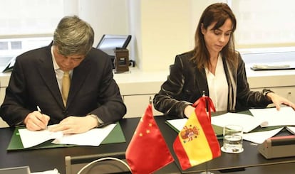 El presidente de China Railway, Lu Dongfu, junto a la presidenta de Adif, Isabel Pardo.