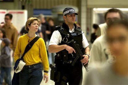 Un policía británico armado vigila esta mañana la estación de Waterloo, en el centro de Londres.