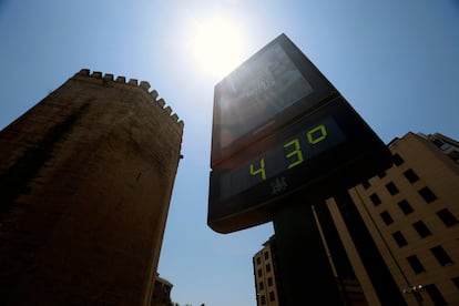Un termómetro de calle marca 43 grados, el 1 de julio de Córdoba.