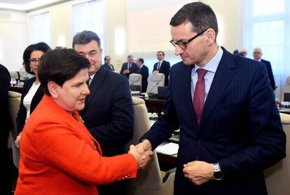 Beata Szydlo (izquierda), la primera ministra saliente, junto a Mateusz Morawiecki, ministro de Finanzas y nuevo jefe de Gobierno, esta semana en Varsovia.  