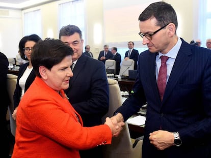 Beata Szydlo (izquierda), la primera ministra saliente, junto a Mateusz Morawiecki, ministro de Finanzas y nuevo jefe de Gobierno, esta semana en Varsovia.  