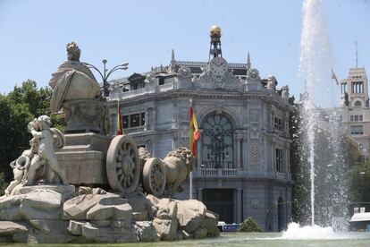 Banco de España con la Cibeles en primer plano.