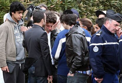 Un grupo de adolescentes se congrega junto a la escuela Ozar Hatorah, tras un ataque de tintes racistas.