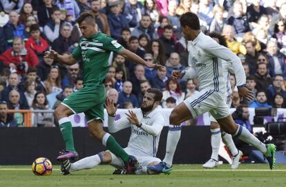 El jugador del Leganés Gabriel (izquierda) se lleva el balón ante Nacho (centro) y Varane.