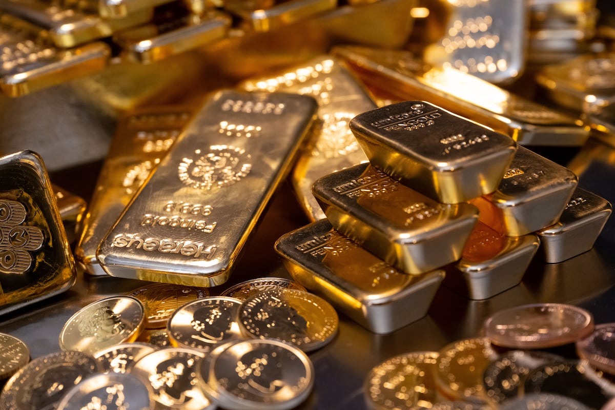 El oro se sacude con los giros de Trump en la guerra con Irán y salva las ganancias de 2026