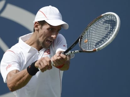 Djokovic golpea la pelota ante Becker.