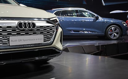 Los Audi Q8 sportback e-tron (izquierda) y Audi Q8 e-tron (derecha), los dos coches de los que vive la planta de Audi en Bruselas.