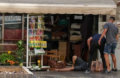 <b>Atemptat a La Rambla de Barcelona.</b> Una de les víctimes, estirada a terra al costat d'una paradeta de la Rambla.