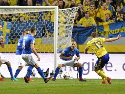 Johansson dispara para marcar el 1-0 de Suecia ante Italia.