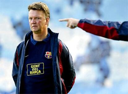 Van Gaal durante el entrenamiento de ayer.