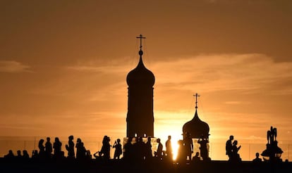 Gente camina por el centro de Moscú durante la puesta de sol, esta semana