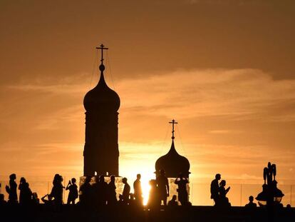 Gente camina por el centro de Moscú durante la puesta de sol, esta semana