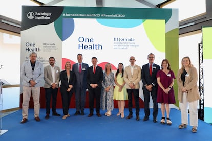 De izquierda a derecha, Pedro Cabrera, presidente del Colegio de Médicos de Las Palmas; Antonio López Navas, jefe de la Unidad de Apoyo a la Dirección en la AEMPS; Elena Gratacós, directora de Salud Animal y Peter Ploeger, director general de Boehringer Ingelheim España; José Manuel Miñones, ministro de Sanidad; Concha Marzo, directora de Asuntos Públicos y Denise Quintiliano, directora de Comunicación de Boehringer Ingelheim España; Juan José Camacho, director general de Salud Pública en Castilla-La Mancha; el catedrático Bruno González-Zorn; la politóloga Cristina Monge y la profesora de veterinaria Natalia Majó.