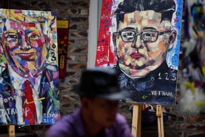 Los retratos del presidente estadounidense Donald Trump y del líder norcoreano Kim Jong Un del artista vietnamita Tran Lam Binh, se exhiben en un café en Hanoi.
