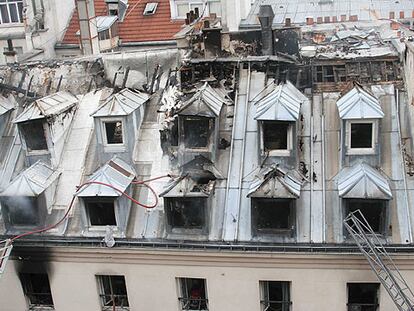 Vista del techo del hotel Paris-Opéra tras el incendio del pasado viernes, que causó la muerte de 24 personas.