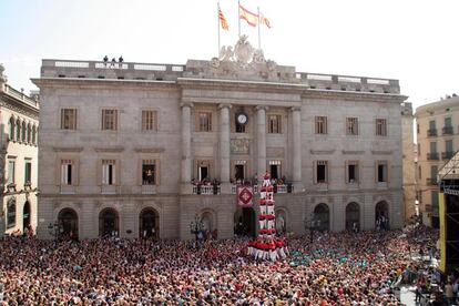 Actuación de los castellers de Barcelona durante la jornada castellera de las fiestas de la Mercè, en 2019.