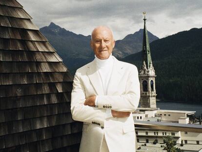 Norman Foster posa en exclusiva para ICON en la terraza de su casa en la estación suiza de St. Moritz.