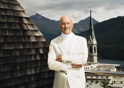 Norman Foster posa en exclusiva para ICON en la terraza de su casa en la estación suiza de St. Moritz.