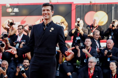 El bailarín Roberto Bolle posa en la ceremonia de apertura del festival de Venecia, el miércoles 28 de agosto.