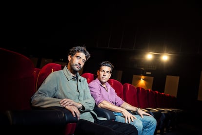 Gerard Oms y Mario Casas, director y protagonista de la película 'Muy lejos', fotografiados en los cines Golem de Madrid.