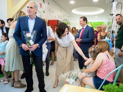 El consejero de Sanidad, Enrique Ruiz Escudero, y la presidenta de Madrid, Isabel Díaz Ayuso, durante una visita al hospital Niño Jesús.