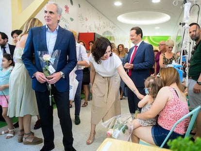 El consejero de Sanidad, Enrique Ruiz Escudero, y la presidenta de Madrid, Isabel Díaz Ayuso, durante una visita al hospital Niño Jesús.