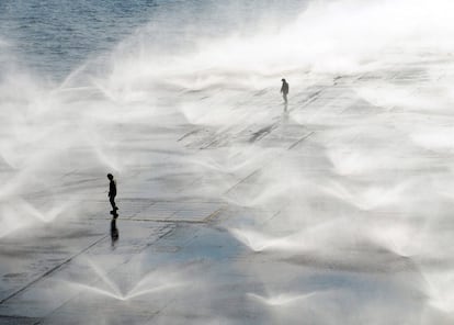 Fotografía disponible hoy, miércoles 23 de marzo de 2011, que muestra a dos soldados supervisando la descontaminación de elementos radiactivos del portaaviones <i>Ronald Reagan</i> en la costa de Japón.