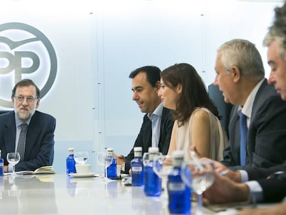 Mariano Rajoy and his executive commitee at PP headquarters.