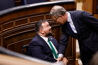 El líder del PP, Alberto Núñez Feijóo, saluda a Juan Ramón Amores, senador socialista y alcalde de La Roda (Albacete), enfermo de ELA.