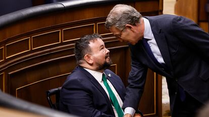 El líder del PP, Alberto Núñez Feijóo, saluda a Juan Ramón Amores, senador socialista y alcalde de La Roda (Albacete), enfermo de ELA.