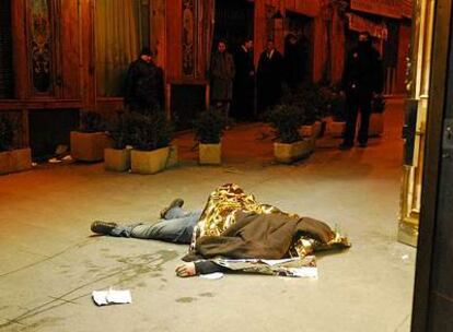 El cadáver de Catalin Stefan Craziun, ante la discoteca Heaven en la madrugada del lunes.