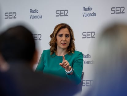 La alcaldesa de Valencia, María José Catalá, durante su entrevista este lunes con el director general de la Cadena SER en la Comunidad Valenciana, Bernardo Guzmán, en el Hotel Westin de Valencia.