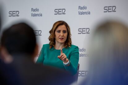 La alcaldesa de Valencia, María José Catalá, durante su entrevista este lunes con el director general de la Cadena SER en la Comunidad Valenciana, Bernardo Guzmán, en el Hotel Westin de Valencia.