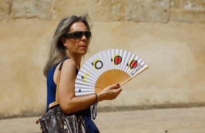 Una mujer se abanica el pasado sábado para aliviar las altas temperaturas que se registraban en Córdoba.