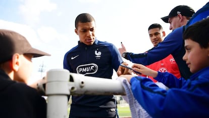 Mbapp&eacute; firma aut&oacute;grafos tras el entrenamiento.