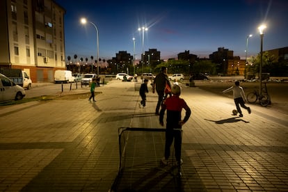 Monitores de la asociacin Entre Amigos jugaban el 5 de diciembre con unos ni?os del barrio de las 3.000 viviendas.