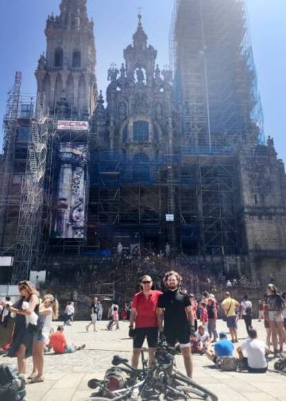 O autor do artigo com seu filho Guillem na praça do Obradoiro, diante da Catedral de Santiago de Compostela.