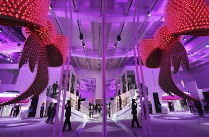 Instalación 'J'Adore' de la artista portuguesa Joana Vasconcelo, expuesta en la muestra 'Miss Dior', en Pekín (China), donde 17 artistas contemporáneas exponen sus trabajos inspirados en la primer fragancia del diseñador Christian Dior.