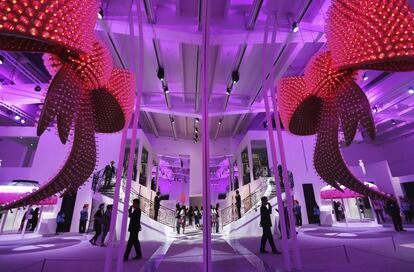 Instalación 'J'Adore' de la artista portuguesa Joana Vasconcelo, expuesta en la muestra 'Miss Dior', en Pekín (China), donde 17 artistas contemporáneas exponen sus trabajos inspirados en la primer fragancia del diseñador Christian Dior.