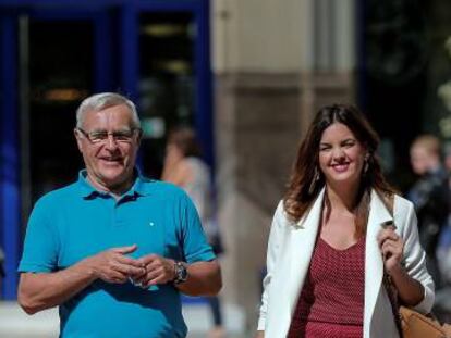 El alcalde de València, Joan Ribó (Compromís), y la candidata socialista, Sandra Gómez, a su llegada al Teatro Rialto de Valencia.